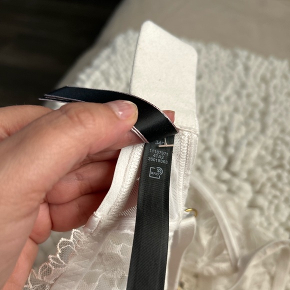 Victoria's Secret Lace Bra in Cream - Picture 11 of 12